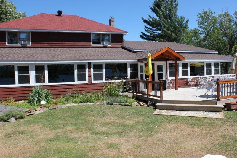 Red Umbrella Inn Minden Hills Exterior photo
