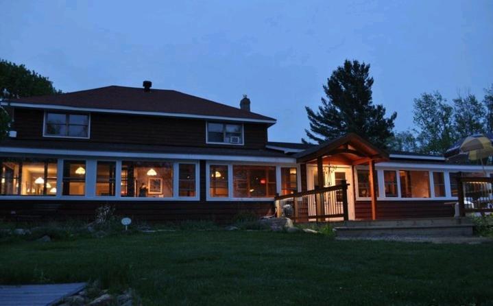 Red Umbrella Inn Minden Hills Exterior photo
